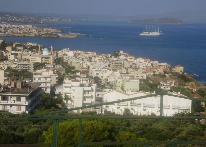 Akrotiri Hotel